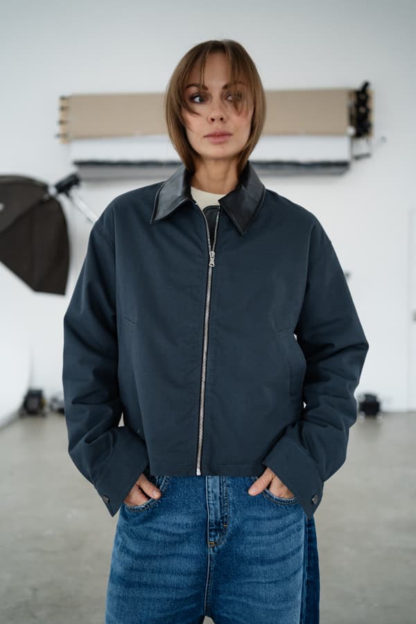 Укороченная куртка из канвы с кожей на шерстяном утеплителе с кожей на воротнике и застежке - Синий