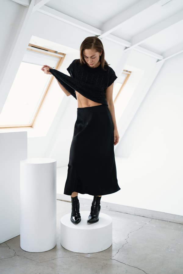 Юбка миди из плотной струящейся итальянской вискозы - Черная