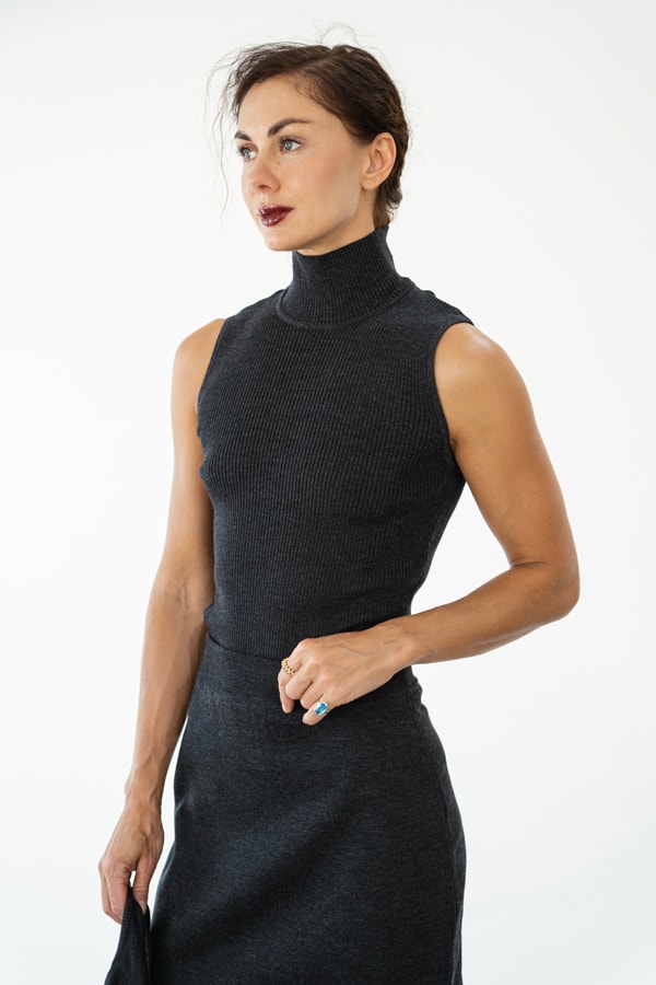 Топ с воротником стойка в рубчик из гладкой 100% merino wool premium quality - Темный серый