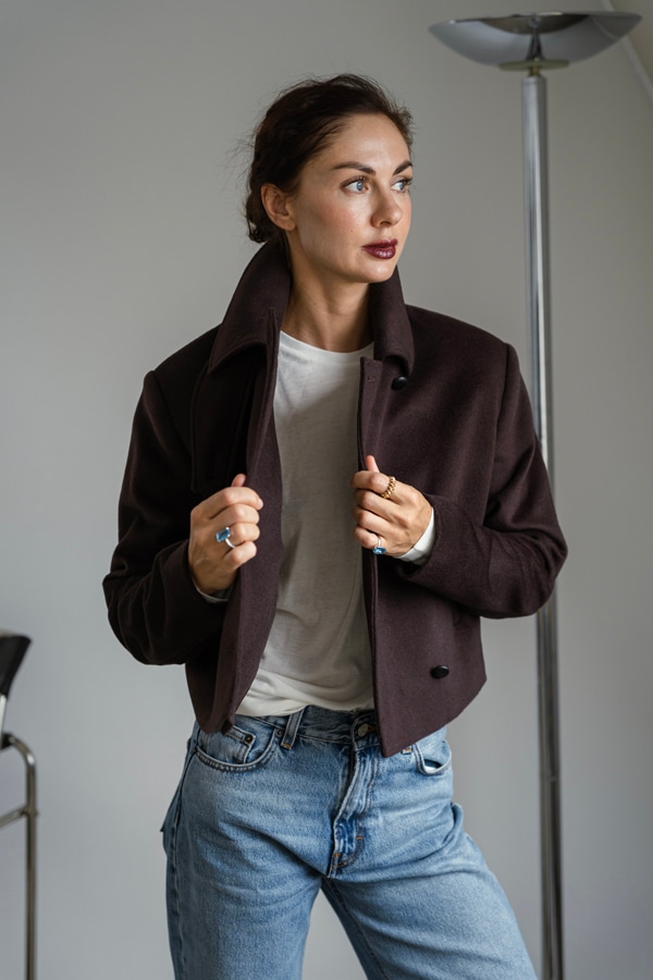 Укороченный бушлат из шерсти с кожей с воротником стойкой - Шоколадный